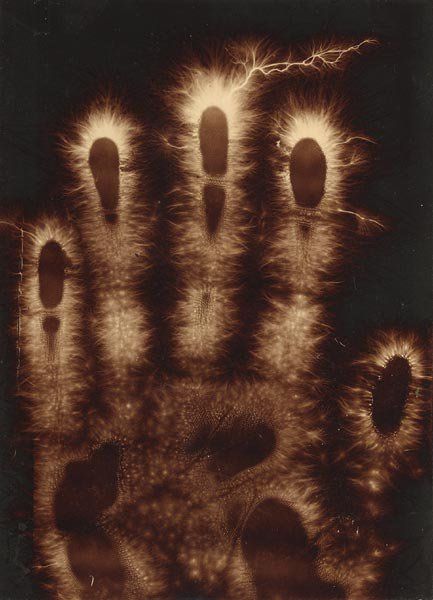 hermann-schnauss-electrographics-of-a-hand-1900-photo-by-kraftgenie-on-flickr