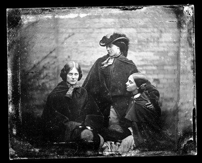 photograph-discovered-possibly-of-the-three-bronte-sisters-brontesisters-co-uk